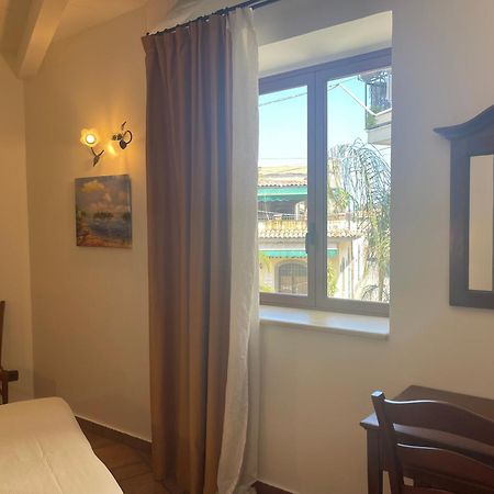 Hotel Capomulini 3 Stelle Acireale Bagian luar foto