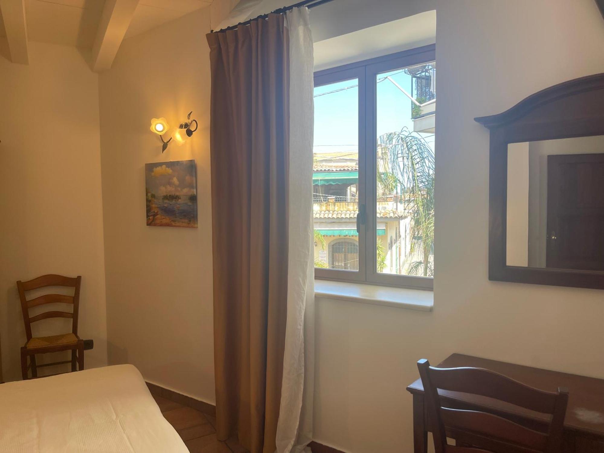 Hotel Capomulini 3 Stelle Acireale Bagian luar foto