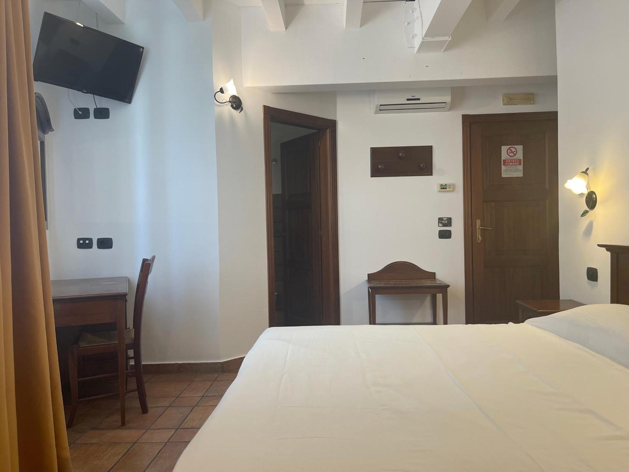 Hotel Capomulini 3 Stelle Acireale Bagian luar foto